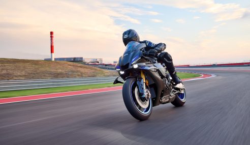 YAMAHA R1 Is Back With Updated Features