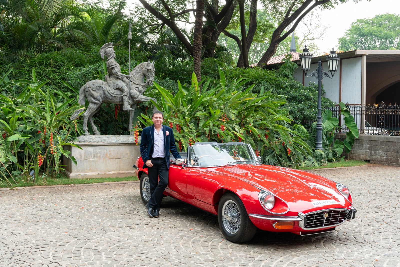 Yohan Poonawalla’s iconic Lincoln Continental “Popemobile” to be raced by Formula 1 driver Narain Karthikeyan at the Mille Miglia UAE